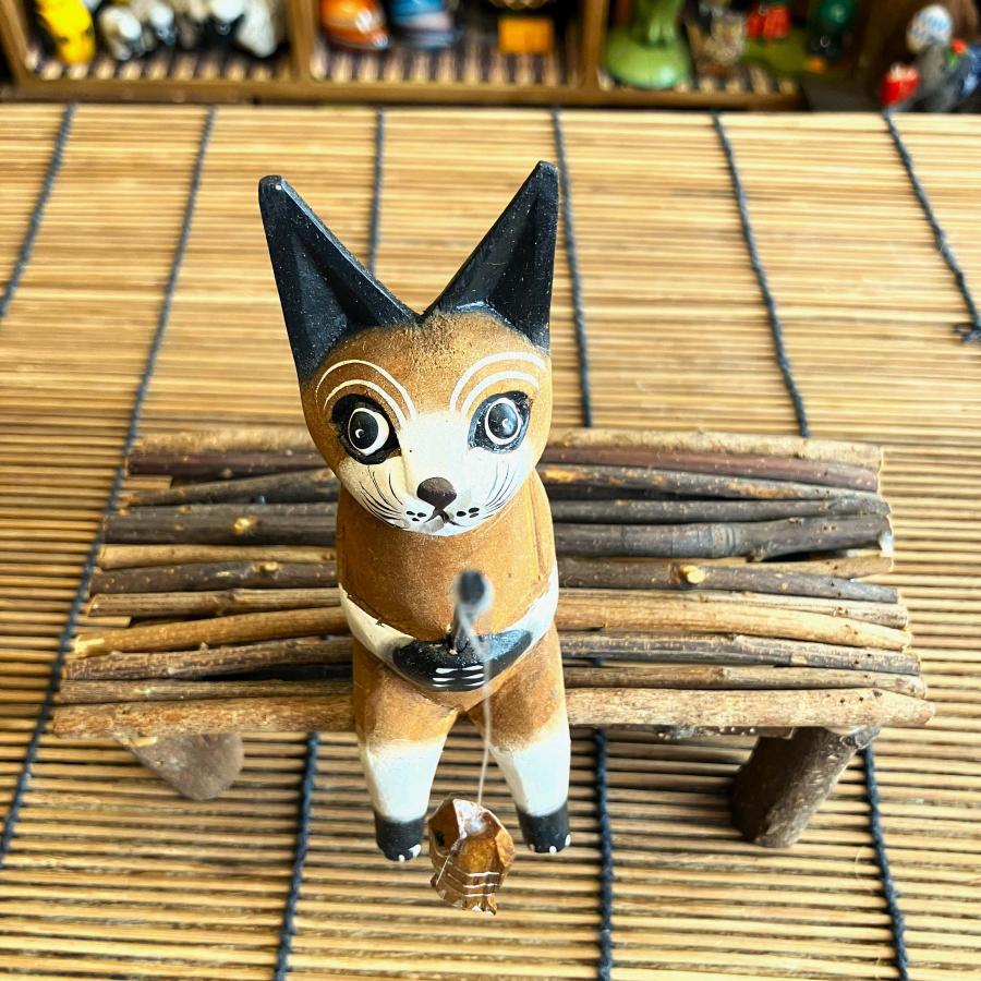 ネコ 置物 猫 オブジェ 木彫り 木製 釣りネコ ブラウン Sサイズ
