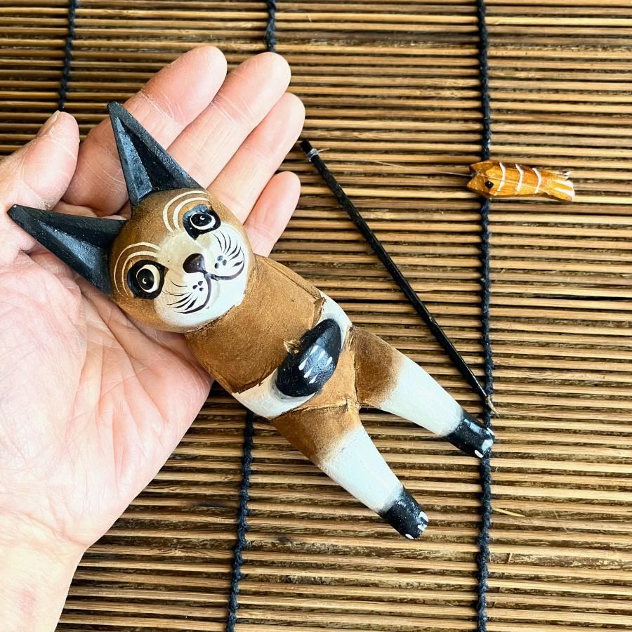 ネコ 置物 猫 オブジェ 木彫り 木製 釣りネコ ブラウン Sサイズ