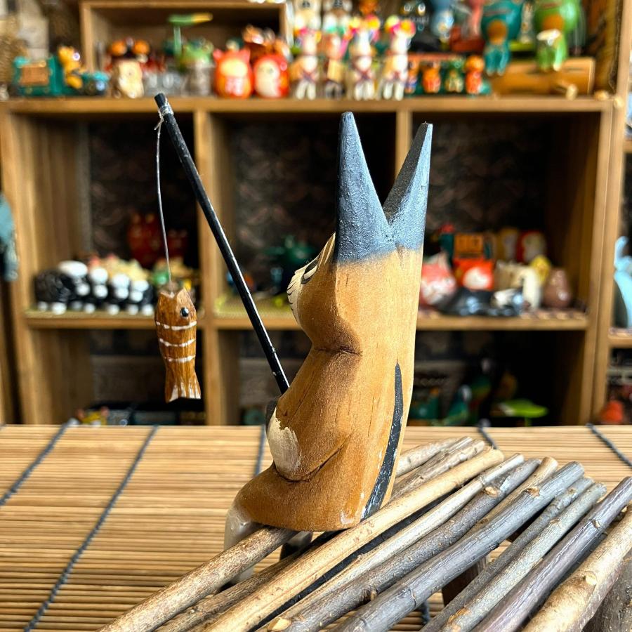 ネコ 置物 猫 オブジェ 木彫り 木製 釣りネコ ブラウン Sサイズ