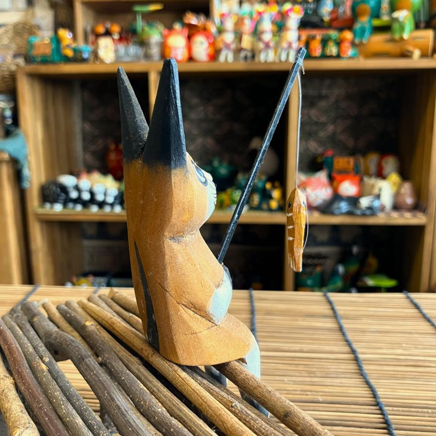 ネコ 置物 猫 オブジェ 木彫り 木製 釣りネコ ブラウン Sサイズ