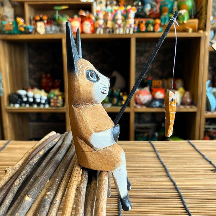 ネコ 置物 猫 オブジェ 木彫り 木製 釣りネコ ブラウン Sサイズ