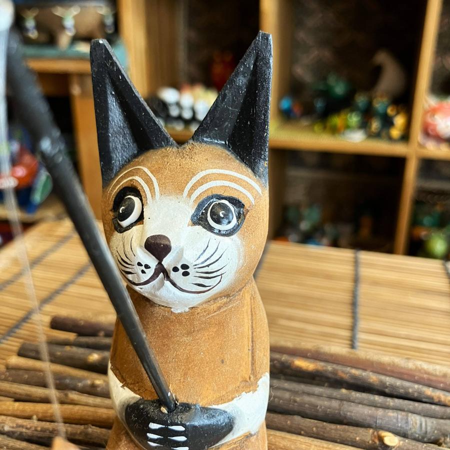 ネコ 置物 猫 オブジェ 木彫り 木製 釣りネコ ブラウン Sサイズ