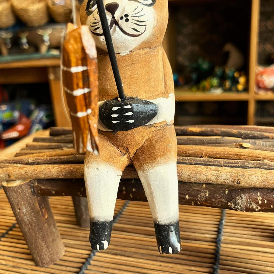 ネコ 置物 猫 オブジェ 木彫り 木製 釣りネコ ブラウン Sサイズ