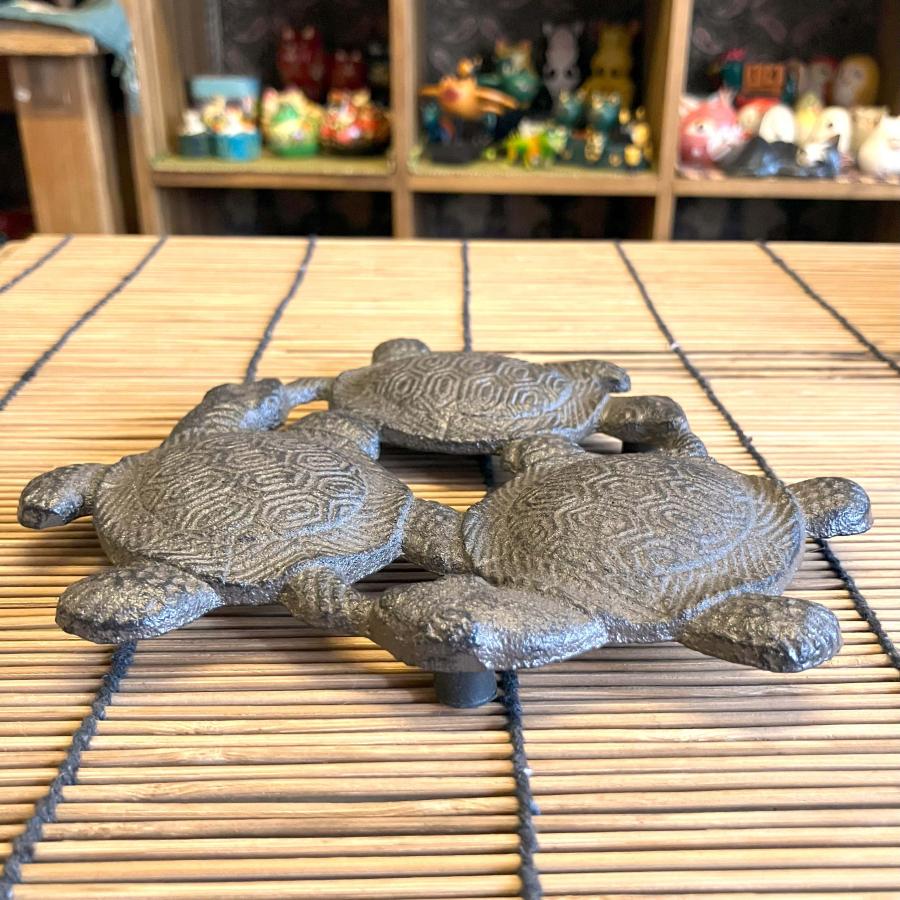 カメ 鍋敷き 鉄製 亀３匹 三亀の敷台 オブジェ 和風 |  | 02