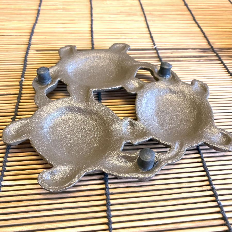 カメ 鍋敷き 鉄製 亀３匹 三亀の敷台 オブジェ 和風 |  | 03