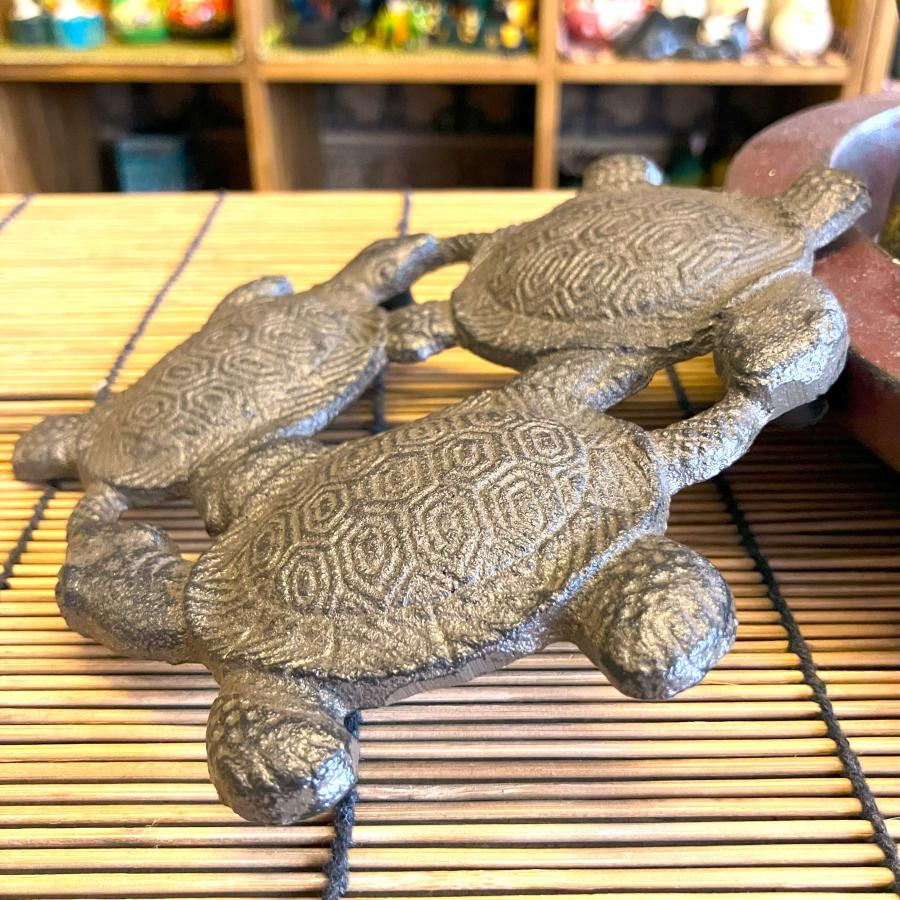 カメ 鍋敷き 鉄製 亀３匹 三亀の敷台 オブジェ 和風 |  | 05