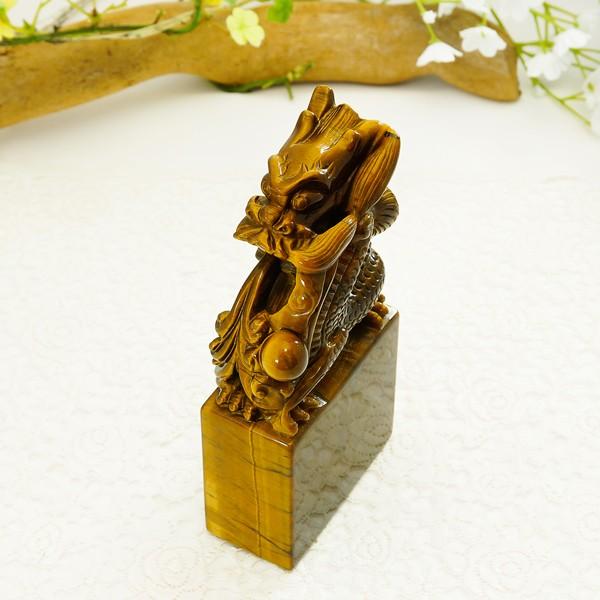 成功へと導く タイガーアイの手彫り彫刻龍 461g インテリアストーン