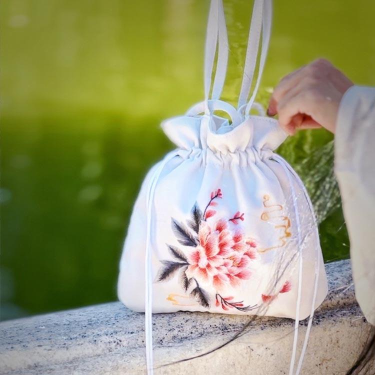 手刺本刺繍　和装　成人式　浴衣　ビーズ花柄バッグ 手刺本刺繍和装成人式浴衣ビーズ花柄バッグ