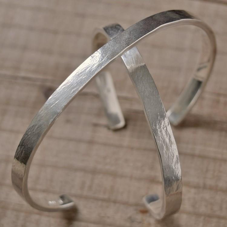 タタきのバングル(中) ペアバングル ハンドメイド オーダー シルバー 槌目 シンプル 上品 おしゃれ 腕輪 Silver 950 マモる ごつめ ゴツめ 手作り 手づくり