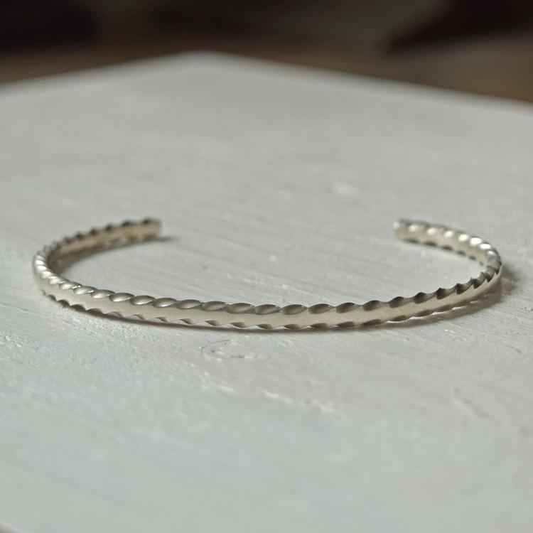 流行に ヒネりのバングル メンズ レディース ハンドメイド オーダー シルバー シンプル 上品 バングル Silver 950 マモる 手作り 手づくり Tkb003 ペアジュエリーテラグラティア 通販 Yahoo ショッピング 即納特典付き Lespakigali Com