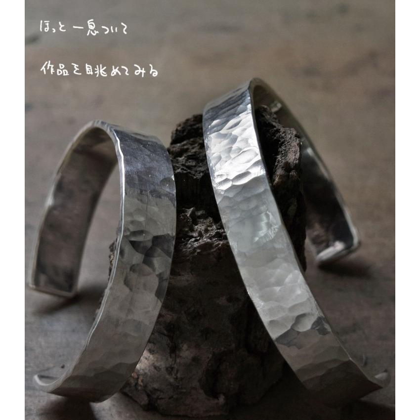 ツチめのバングル(太) ペアバングル ハンドメイド オーダー シルバー 槌目 シンプル 上品 おしゃれ 腕輪 Silver 950 マモる ごつめ ゴツめ 手作り 手づくりの画像