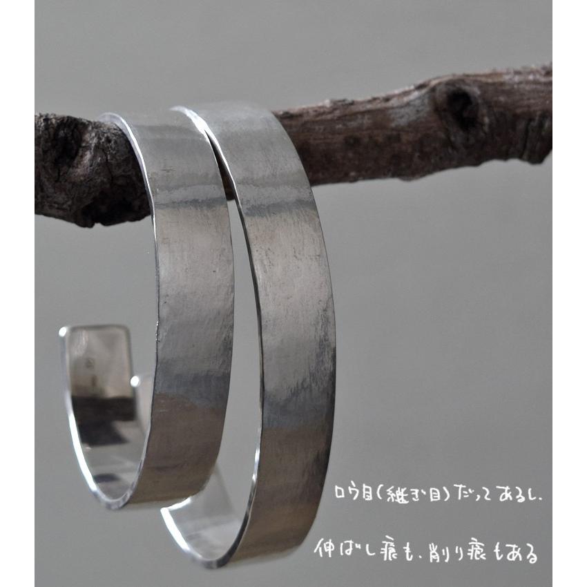 タタきのバングル(太) ペアバングル ハンドメイド オーダー シルバー 槌目 シンプル 上品 おしゃれ 腕輪 Silver 950 マモる ごつめ ゴツめ 手作り 手づくりの画像
