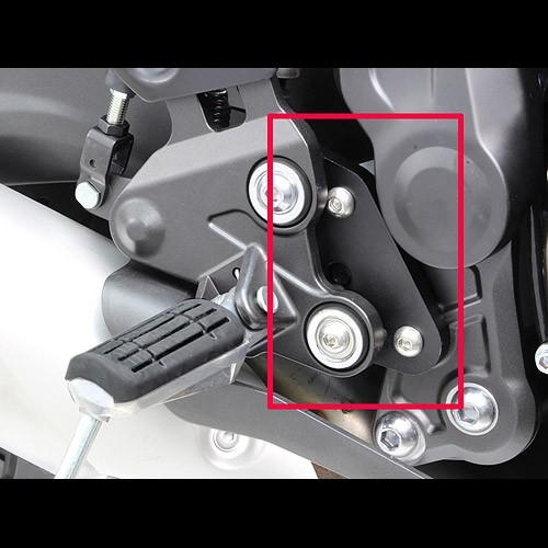 ハリケーン HURRICANE XSR700（17- RM22J）用 ステップオフセットプレート ブラック HF5308_3