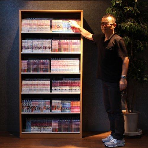 限定品 漫画1078冊 収納力２倍のひな壇式 コミック本棚 幅119cm ディスプレイスタンド3セット付 (ナチュラル N) 【WS8938519593】(32440円)