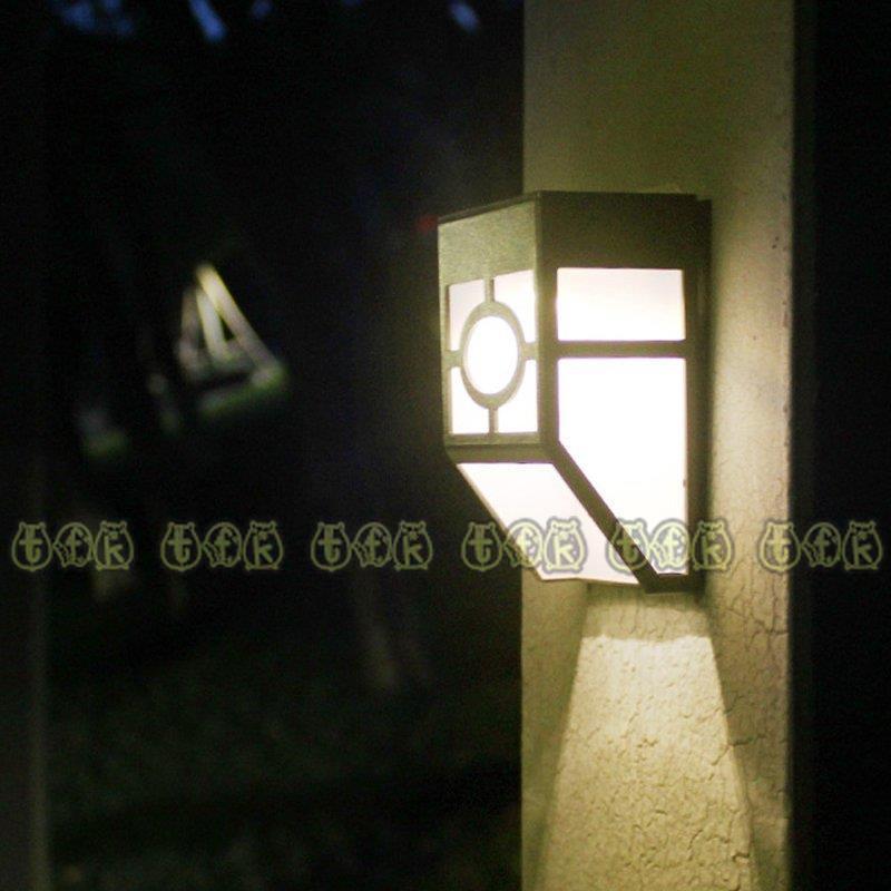 ソーラーガーデンライト 4個セット ソーラー Ledウォールランプ 太陽光パネル充電 フェンスソーラー 誕生日 お祝い 通路 庭園 玄関先 屋外照明 屋外ウォールランプ