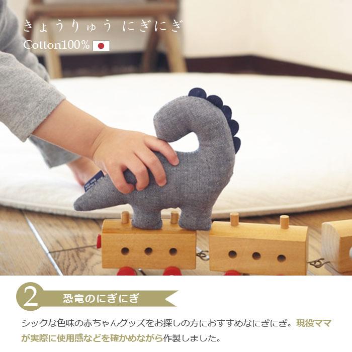 おむつケーキ 男の子 「恐竜にぎにぎ＆ フード付き バスタオル （2段）」出産祝い メッセージカード付き おもちゃ付き ダイナソー ダイパーケーキ シンプル 1歳の画像