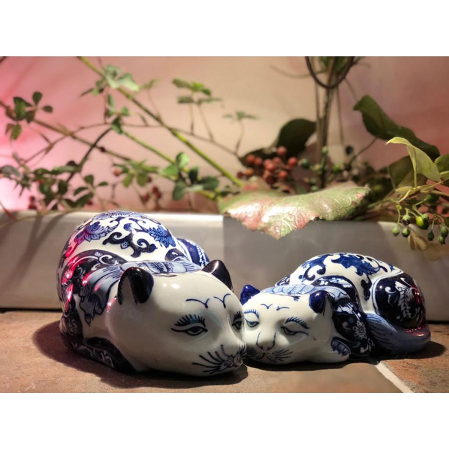青と白の猫の陶器、かわいい表情で癒される。枕としても使える。 青と白の猫の陶器、かわいい表情で癒される。枕としても使える。