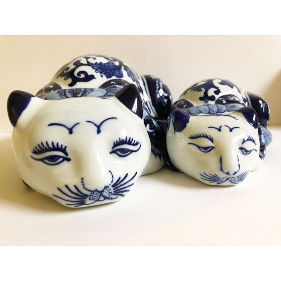 青と白の猫の陶器、かわいい表情で癒される。枕としても使える。 青と白の猫の陶器、かわいい表情で癒される。枕としても使える。