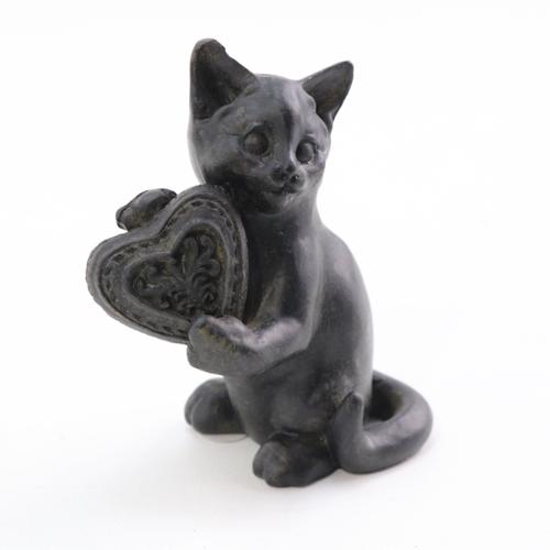 猫 置物 猫雑貨 オブジェ ハートを持ったネコ インテリア雑貨 雑貨 最大45 Offクーポン 飾り物 Cat おしゃれ