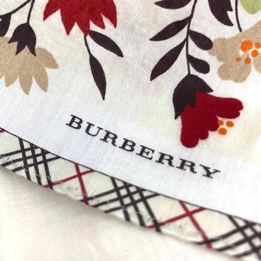 Burberry バーバリー ハンカチ 未使用品 ホワイト 花柄 ノバ Burberry バーバリー ハンカチ 未使用品 ホワイト 花柄 ノバ
