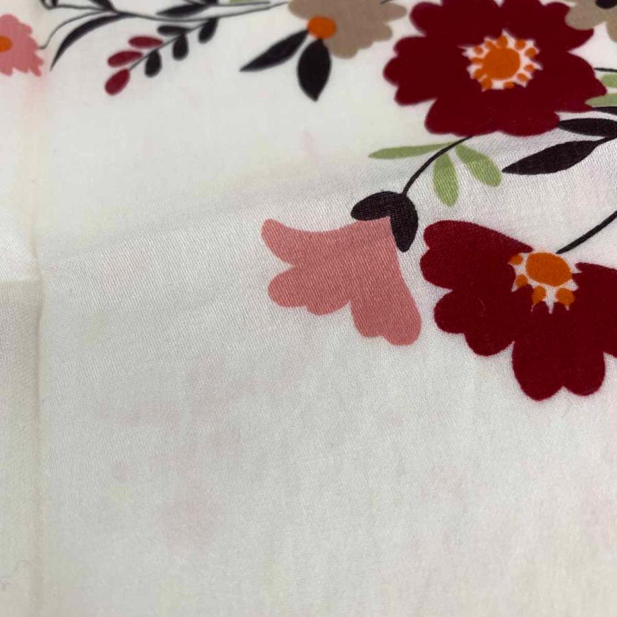 Burberry バーバリー ハンカチ 未使用品 ホワイト 花柄 ノバ Burberry バーバリー ハンカチ 未使用品 ホワイト 花柄 ノバ