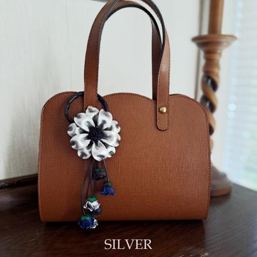 レザーバッグチャーム フラワーB 本革キーホルダー 大人かわいい