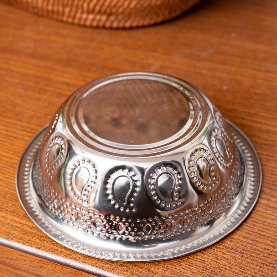 インド伝統唐草エンボス 飾りつき 皿 アルミ ペイズリーエンボスのアルミ皿(直径：約14.3cm) ボウル 食器｜tirakita-shop｜05