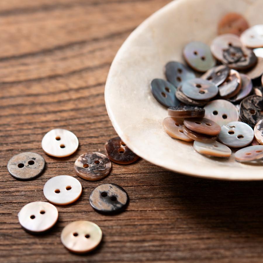 ボタン 貝 シェル 貝から作られたボタン シェルボタン 2穴：20gセット 50個程度 約10mm アジア 手芸 エコロジー 艶 :  インド・アジア雑貨ティラキタ - 通販 - Yahoo!ショッピング