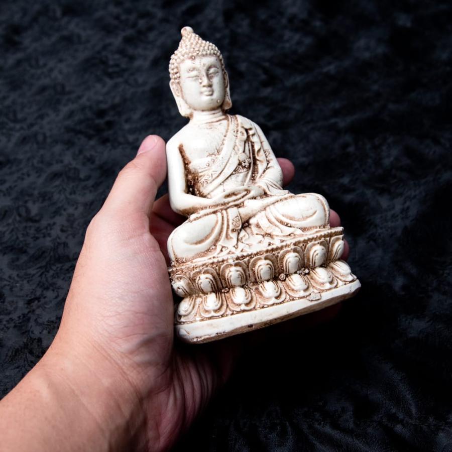 ホワイト・ヴェル・エルックで彫られたガネーシヤの神像 ホワイト・ヴェル・エルックで彫られたガネーシヤの神像 置物