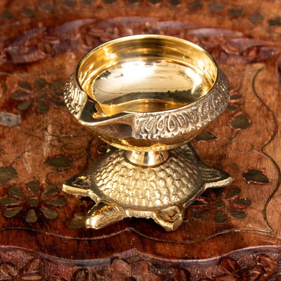 珍しい持ち手付き台形立方台座のアンティークオイルランプ ディヤ ディワリ オイルランプ 灯心 台座付き ディア・オイル