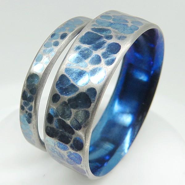 手彫り焼き色 槌目柄 リング 22号 チタン＋天然ターコイズ ハンドメイド 指輪 手彫り焼き色 槌目柄 リング 22号 チタン＋天然ターコイズ