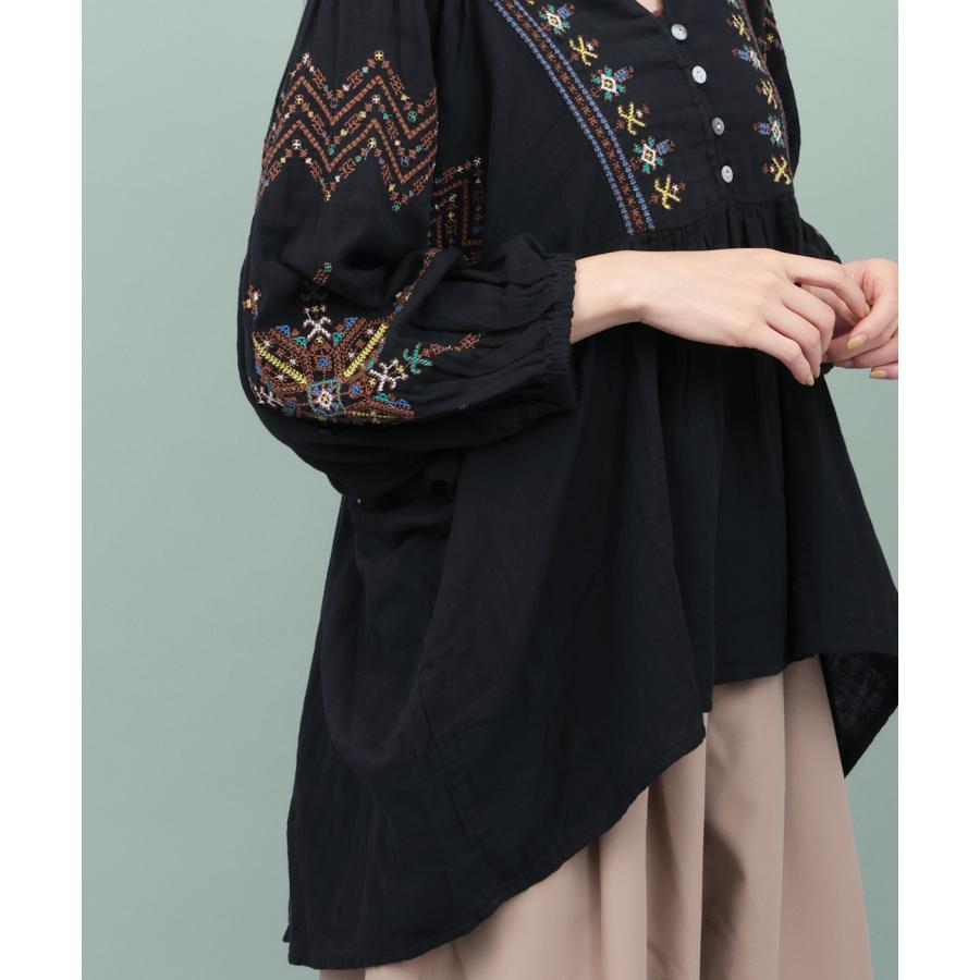 Rico フェズ刺繍モチーフブラウス ／ トップス ブラウス レディース 秋 冬 フレア ふんわり 半端袖 モロッコ フェズ刺繍 綿100％ コットンの画像