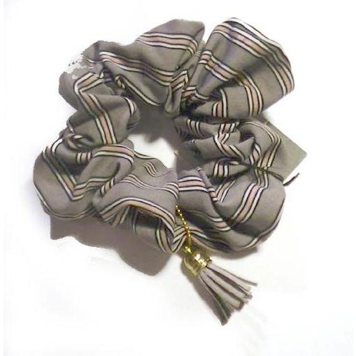 タッセルチャーム付き　ストライプ柄 シュシュ グレー 1229-05　プレゼント ギフト | ブランド登録なし