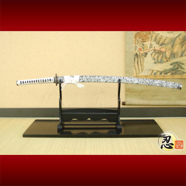 大幅にプライスダウン 模造刀 しのびやオリジナル刀剣 新選組一番隊組長 国産 沖田総司拵え 刀袋セット 菊一文字 観賞用美術刀剣証明書 クリーニングクロス コスプレ 甲冑、模造刀 模造刀 護身用短刀 九寸 白鞘 美術刀仕様 観賞用美術刀剣証明書 クリーニングクロスセット 国産 おもちゃ コスプレ