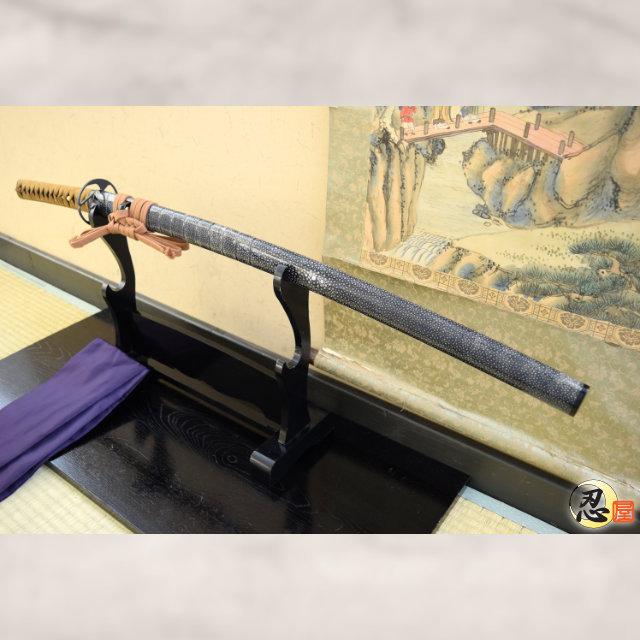 高級居合刀 名刀伝 腰刻黒漆研出鮫打刀拵 歌仙兼定 2尺3寸5分 しのびや特製刀剣証明書 クリーニングクロス 刀袋セット Tl Starしのびや高級居合刀 2尺3寸5分 名刀伝 腰刻黒漆研出鮫打刀拵 歌仙兼定 刀袋付き 国産 日本刀 模造刀 居合道 しのびや Salaweselnayuca Pl