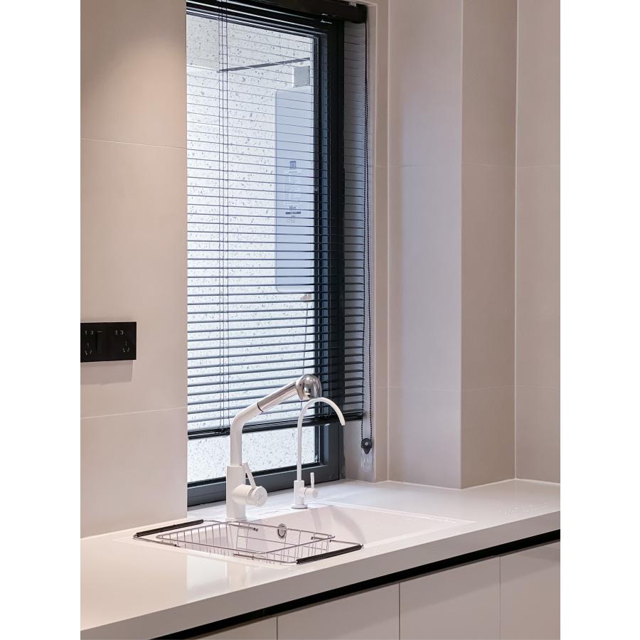 ブラインド オーダー アルミ マルチカラー 隠し穴 賃貸 小窓 おしゃれ 遮熱 遮光 耐水 横型ブラインド 羽根幅25mm 浴室用 つっぱり式 軽量 取付簡単 省エネ |  | 04