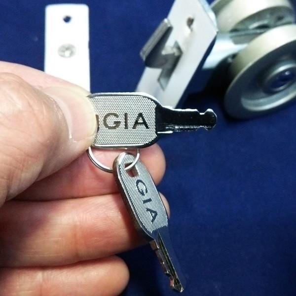 引き戸の鍵 鎌錠 GIA121-ML-SL 鍵付間仕切錠 補助レバー付き シルバー