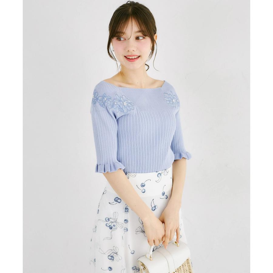 トッコ♡ クリアビジュー＆フラワーモチーフ付きリブニットプルオーバー ホワイト パールビジュー付きフラワー刺繍シアースリーブ切り替えランダム