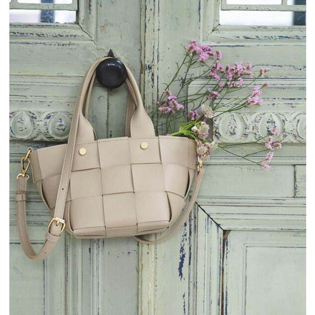 ナチュラルクチュール natural couture 編み込み仕上げの 2WAYトートバッグ 太めレザー調素材 上品系甘めファッション ショルダーストラップつき | natural couture | 09