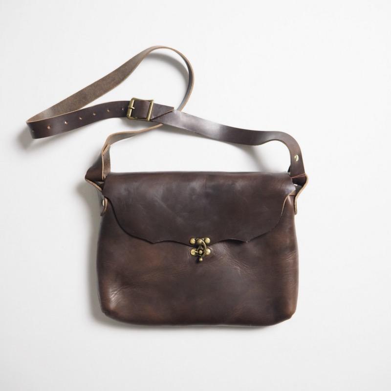 FERNAND LEATHER フェルナンドレザー ショルダーバッグ iPad LATCH POUCH / 2カラーの画像