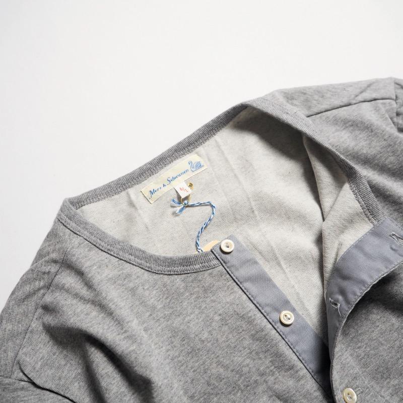 Merz b.Schwanen（メルツベーシュヴァーネン） ヘンリーネックTシャツ