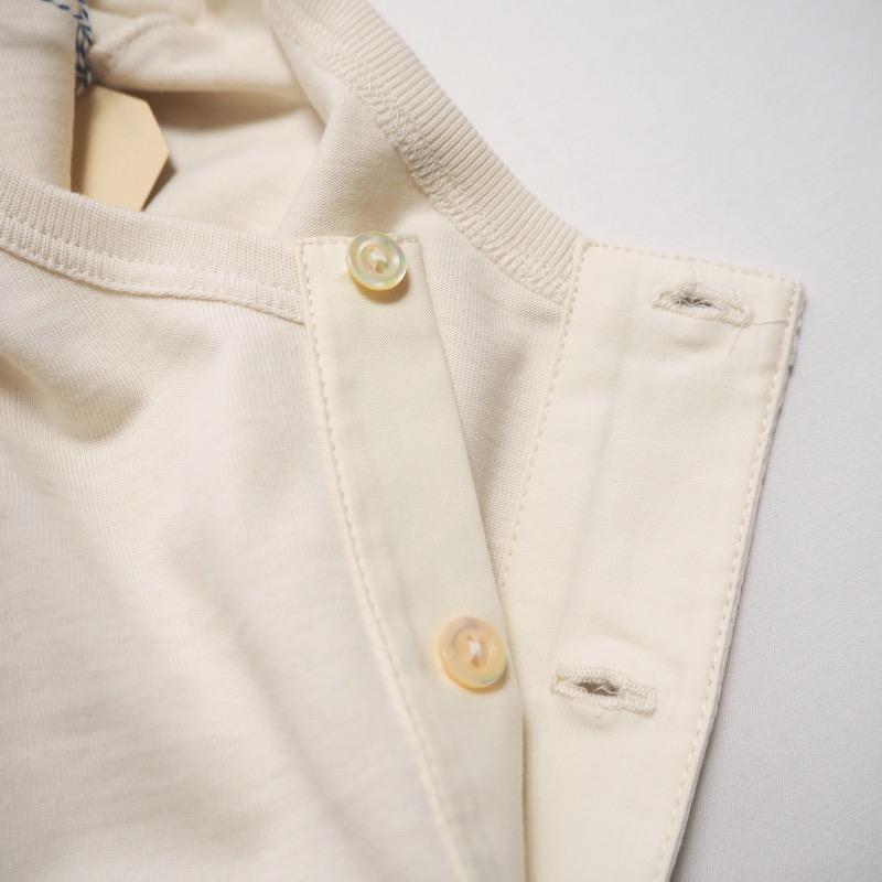 Merz b.Schwanen（メルツベーシュヴァーネン） ヘンリーネックTシャツ
