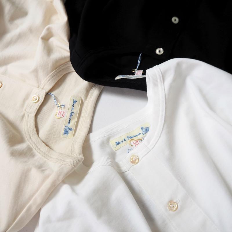 Merz b.Schwanen（メルツベーシュヴァーネン） ヘンリーネックTシャツ