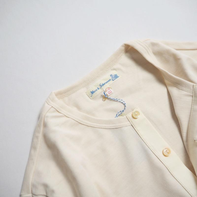 Merz b.Schwanen（メルツベーシュヴァーネン） ヘンリーネックTシャツ