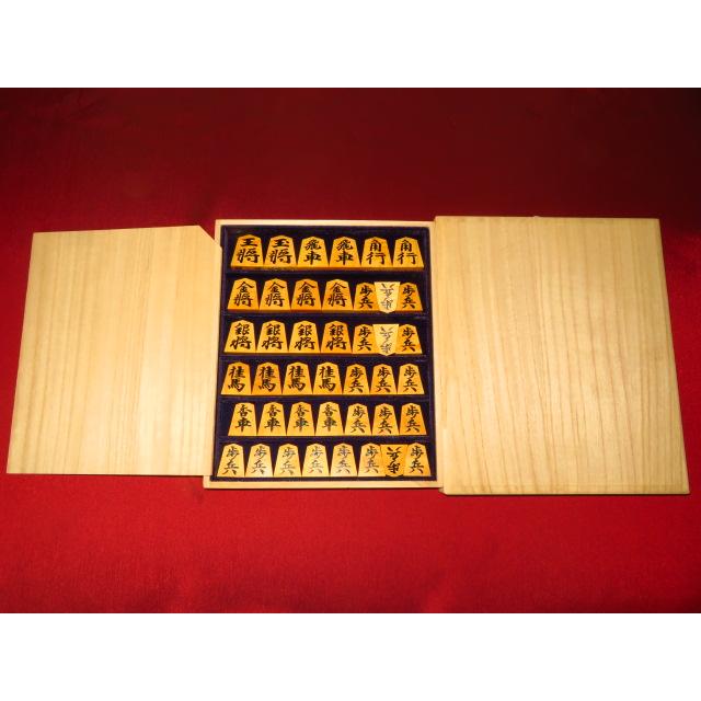 将棋駒 北水作宸筆錦旗薩摩黄楊縮杢盛上将棋駒 新品/桐製平箱付 将棋駒 北水作宸筆錦旗薩摩黄楊縮杢盛上将棋駒 新品/桐製平箱付