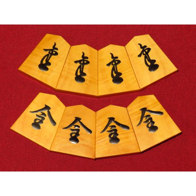 将棋駒 北水作宸筆錦旗薩摩黄楊縮杢盛上将棋駒 新品/桐製平箱付 将棋駒 北水作宸筆錦旗薩摩黄楊縮杢盛上将棋駒 新品/桐製平箱付