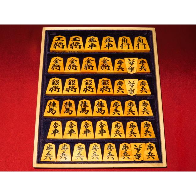 将棋駒 北水作宸筆錦旗薩摩黄楊縮杢盛上将棋駒 新品/桐製平箱付 将棋駒 北水作宸筆錦旗薩摩黄楊縮杢盛上将棋駒 新品/桐製平箱付