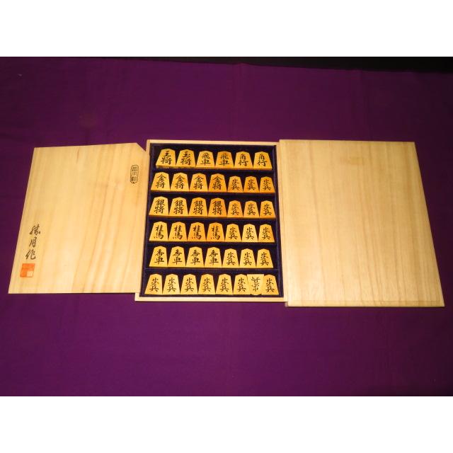 将棋駒 勝月作魚龍御蔵島黄楊斑入柾目彫埋将棋駒 新品/桐製平箱 将棋駒 勝月作魚龍御蔵島黄楊斑入柾目彫埋将棋駒 新品/桐製平箱