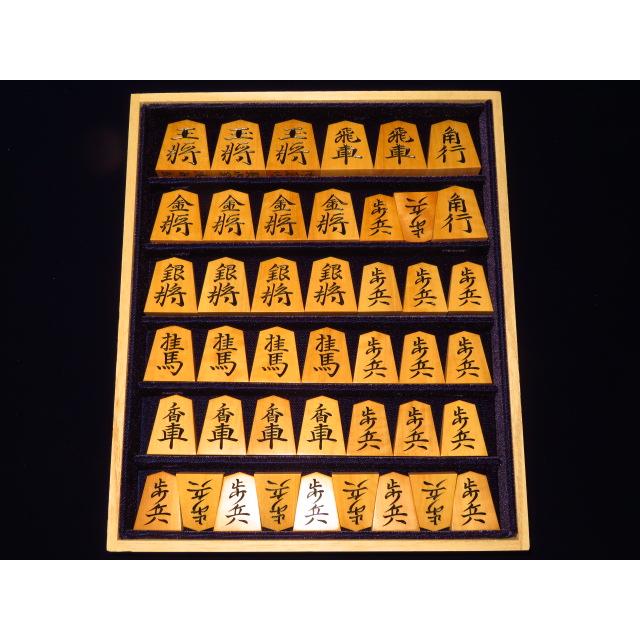 将棋駒 名駒再現/清夏作影水写三玉清安本黄楊斑入赤糸柾彫将棋駒 将棋駒 名駒再現/清夏作影水写三玉清安本黄楊斑入赤糸柾彫将棋駒