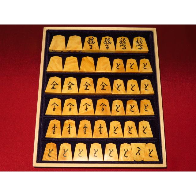将棋駒 勝月作峯御蔵島黄楊銀目彫埋将棋駒 新品/桐製平箱付 将棋駒 勝月作峯御蔵島黄楊銀目彫埋将棋駒 新品/桐製平箱付
